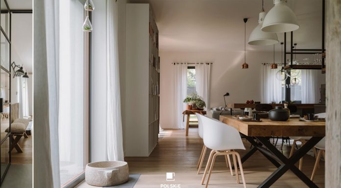 Drewno, szkło i stal Apartament w drewnie, stali i szkle - widok na jadalnię - Polskie Wnętrza